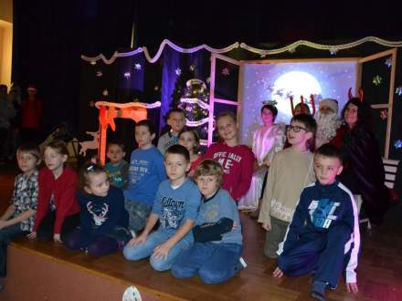 Dzieci na spotkaniu z Mikołajem