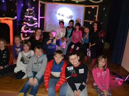 Dzieci na spotkaniu z Mikołajem