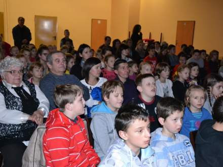 Publiczność zgromadzona w Gminnym Centrum Integracji Wsi