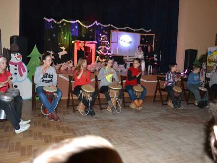 Dzieci podczas spotkania z Mikołajem