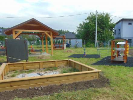 Plac zabaw przy Zespole Szkolno -Przedszkolnym w Bąkowie podczas przebudowy