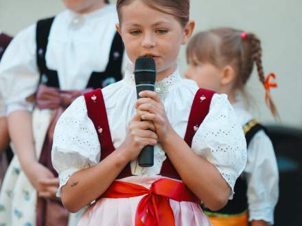 Dziewczynka w stroju cieszyńskim mówi wiersz