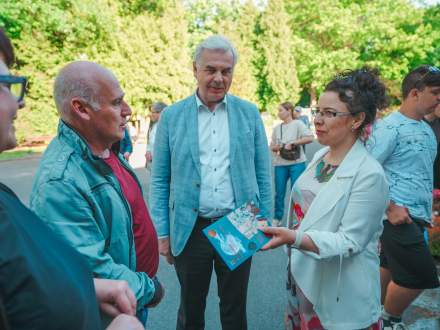 Rozmowy przed spacerem, burmistrz rozdaje program