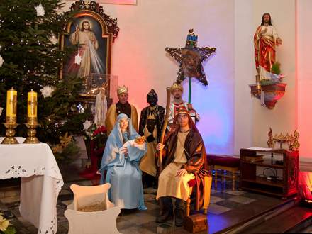 Kolędowanie w Sanktuarium św. Barbary w ramach corocznego Orszaku Trzech Króli