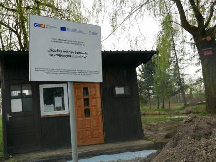 tablica z tytułem projektu "Ścieżka wiedzy i zdrowia na drogomyskim trakcie"