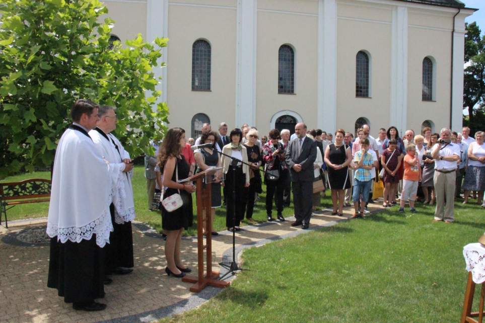 Uroczystość odsłonięcia tablicy upamiętniającej rodziny żydowskie zamieszkujące na terenie parafii do 1939 roku