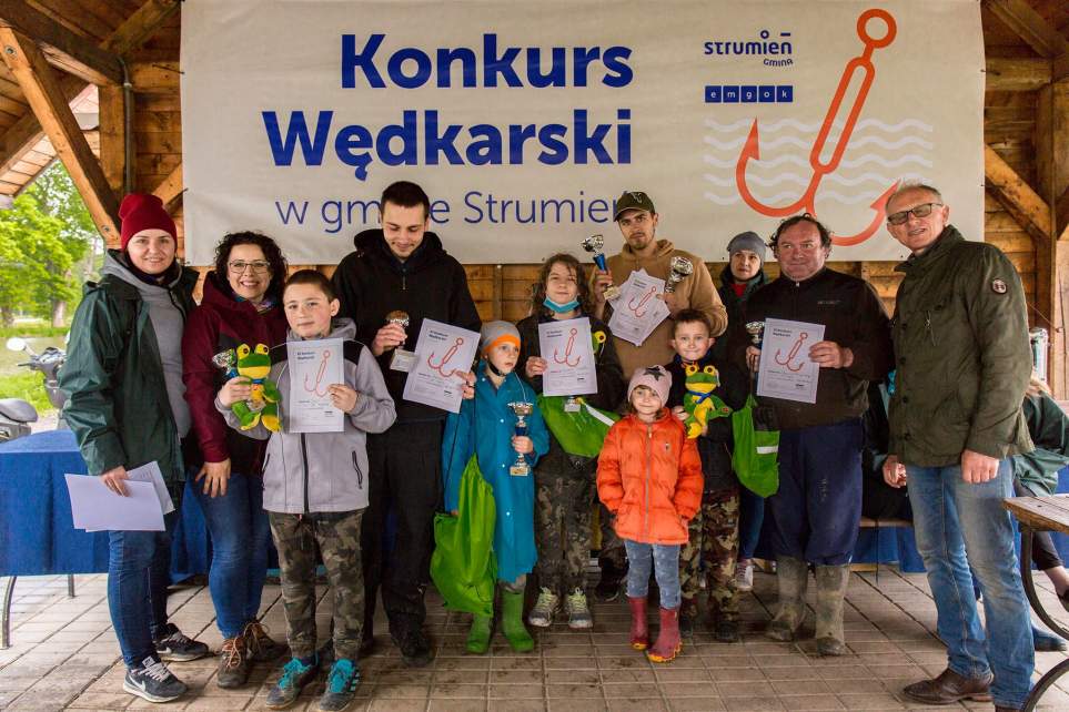 Grupowe zdjęcie osób nagrodzonych w XI Konkursie Wędkarskim