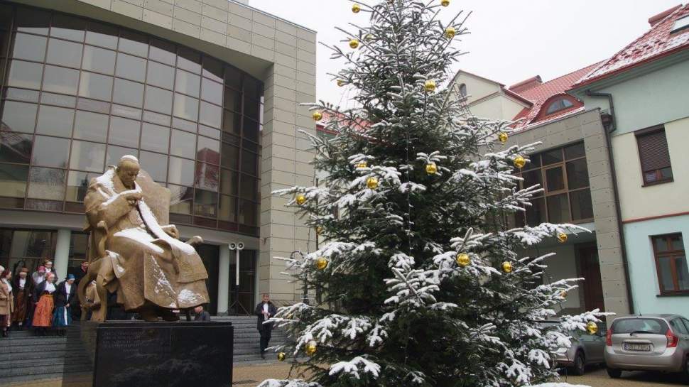 Choinka ze Strumienia przed kurią!