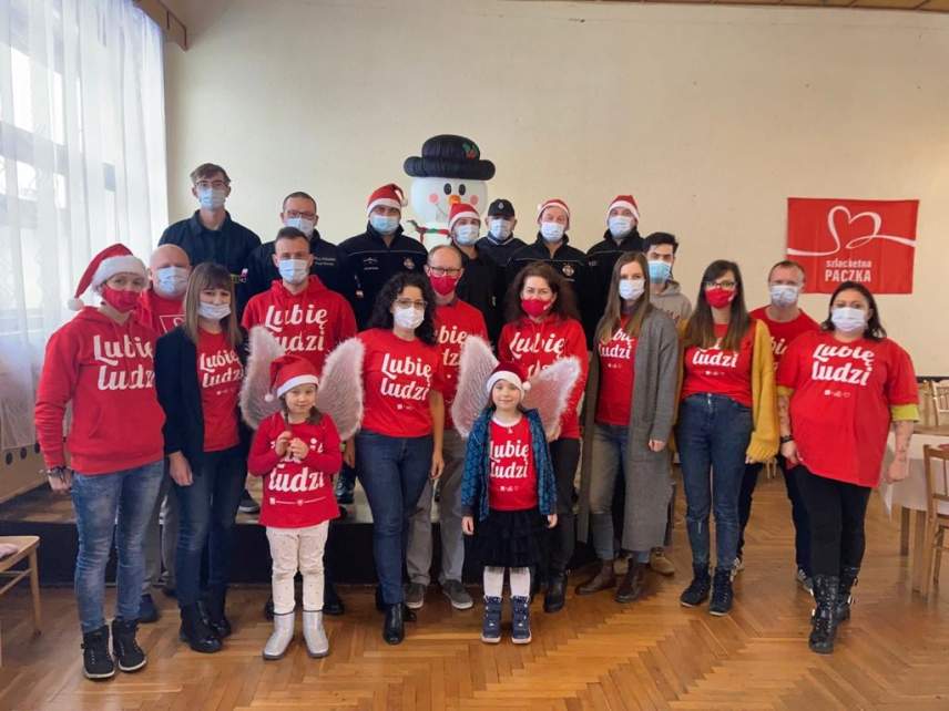 Szlachetna Paczka - zdjęcie grupowe ze sztabu w Zbytkowie