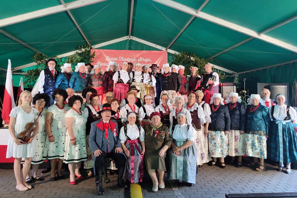 Zdjęcie grupowe uczestników Dnia Tradycji