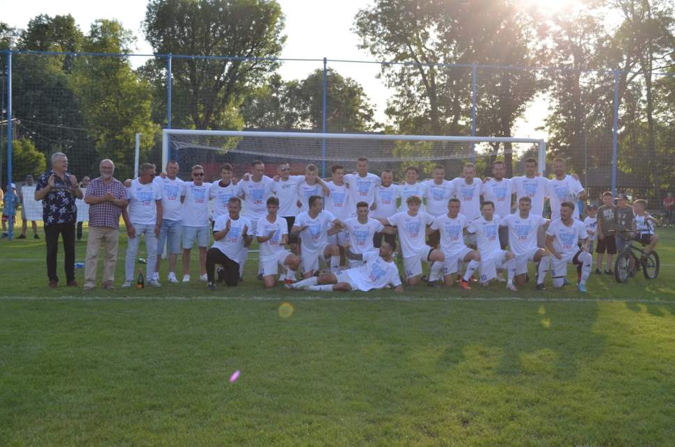 Błyskawica Drogomyśl awansuje do IV ligi - zdjęcie grupowe