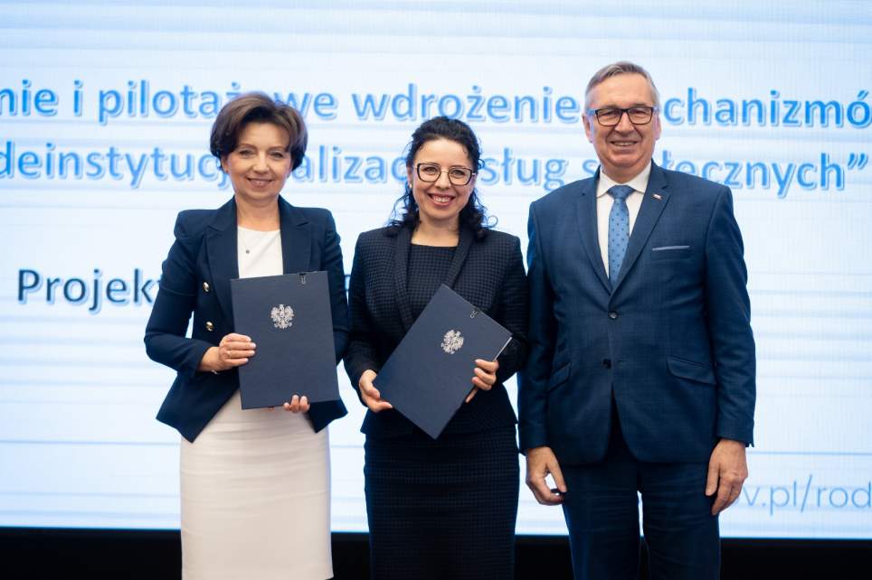 Podpisanie umowy o powierzenie grantu "Krok ku samodzielności w Strumieniu" na zdjęciu od lewej: Minister Rodziny i Polityki Społecznej Marlena Maląg, Burmistrz Strumienia Anna Grygierek, Wiceminister Rodziny i Polityki Społecznej Stanisław Szwed