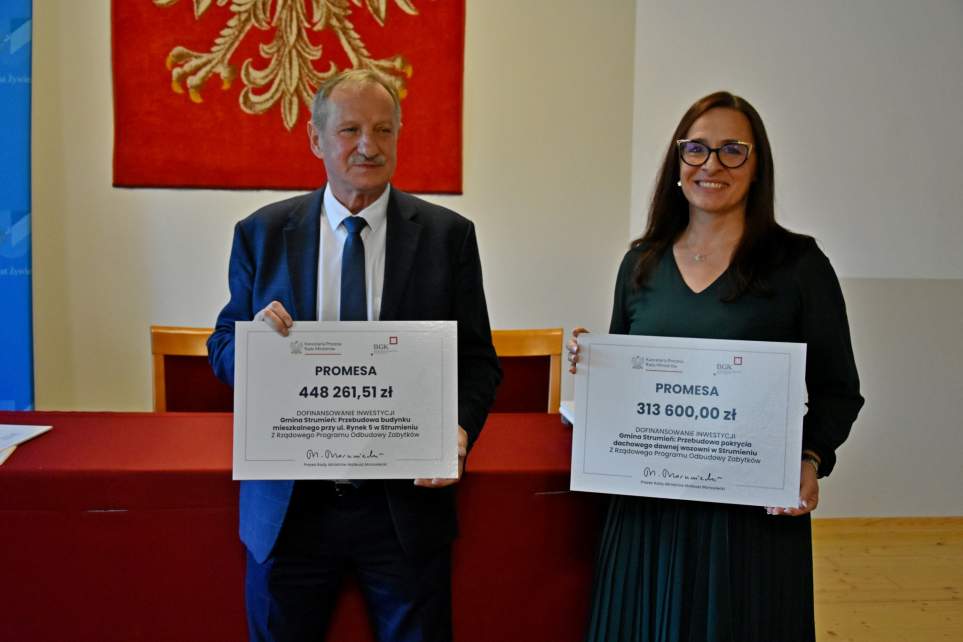 Odebranie promes od lewej: Poseł RP Kazimierz Matuszny, Zastępca Burmistrza Strumienia Magdalena Suchanek-Kowalska