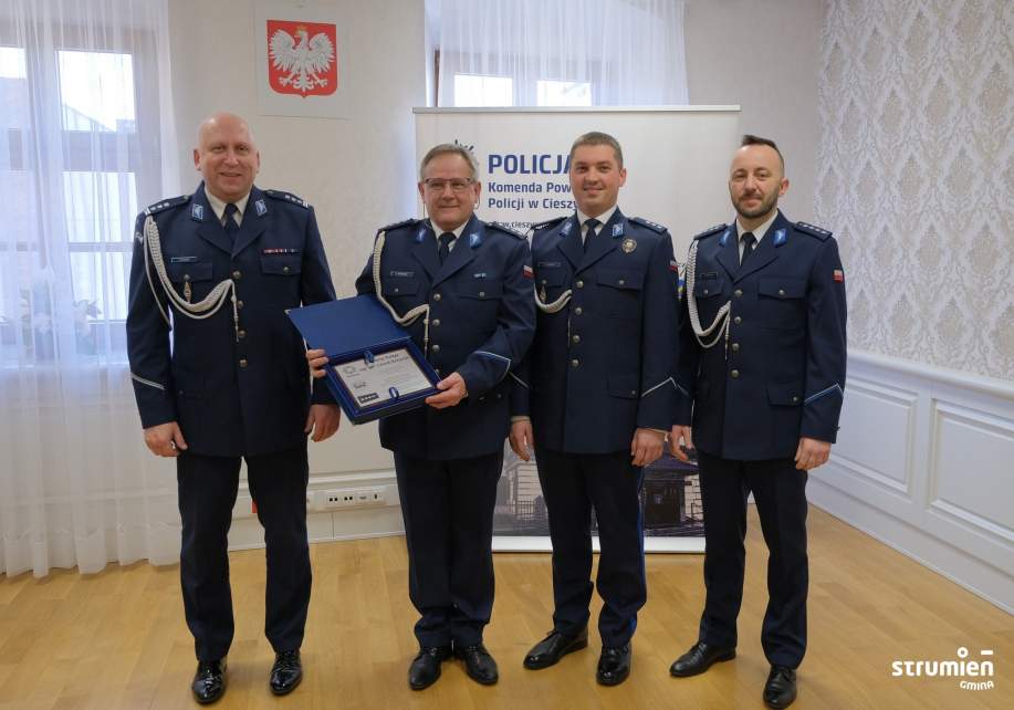 od lewej Komendant Powiatowy Policji w Cieszynie insp. Jacek Stelmach, były Komendant Komisariatu Policji w Strumieniu asp. sztabowy Leszek Krzywda, obecny Komendant komisarz Adam Łosiński, Zastępca Komendanta asp. sztabowy Jakub Sokoliński
