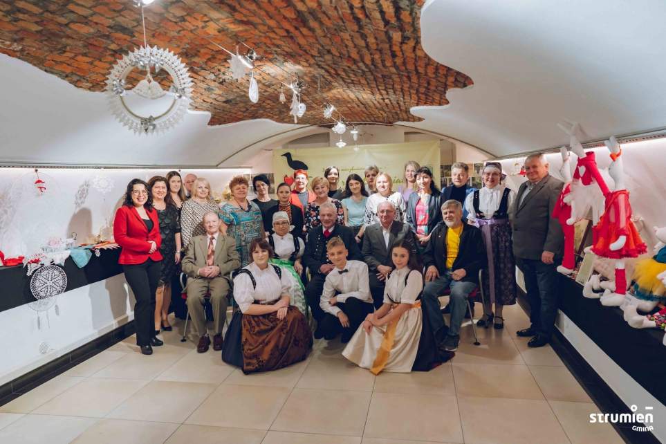 Wernisaż wystawy "Twórcze ręce Bąkowian" - zdjęcie grupowe