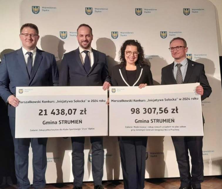 Burmistrz Strumienia Anna Grygierek odbiera czeki