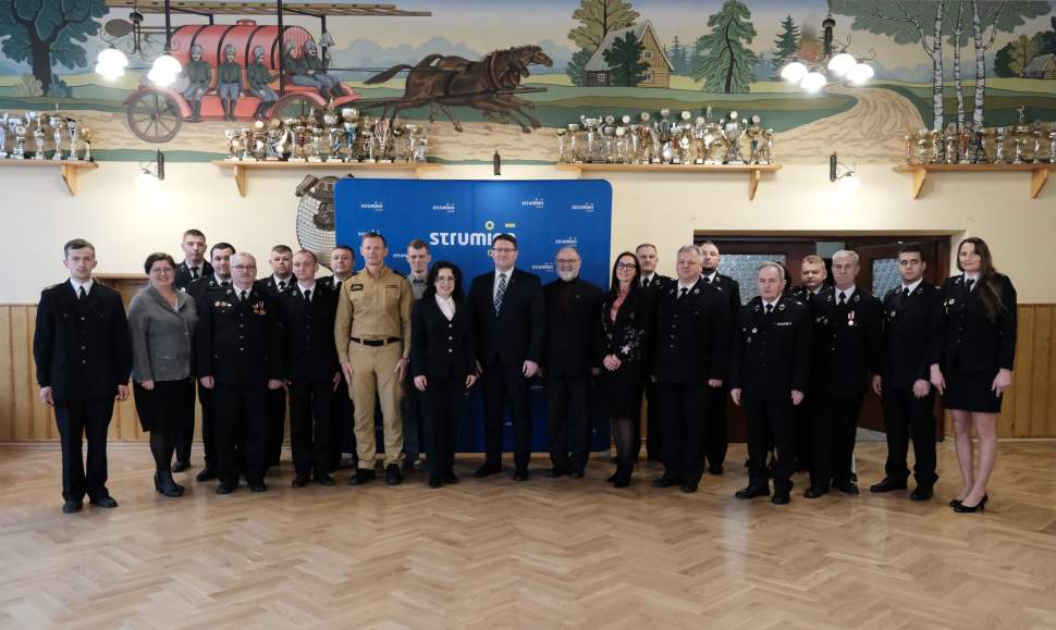 Zdjęcie grupowe z przekazania sprzętu strażackiego w OSP Zbytków