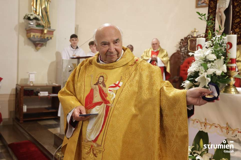 Ks. Prałat Oskar Kuśka ze Złotą Odznaką Honorową za Zasługi dla Województwa Śląskiego