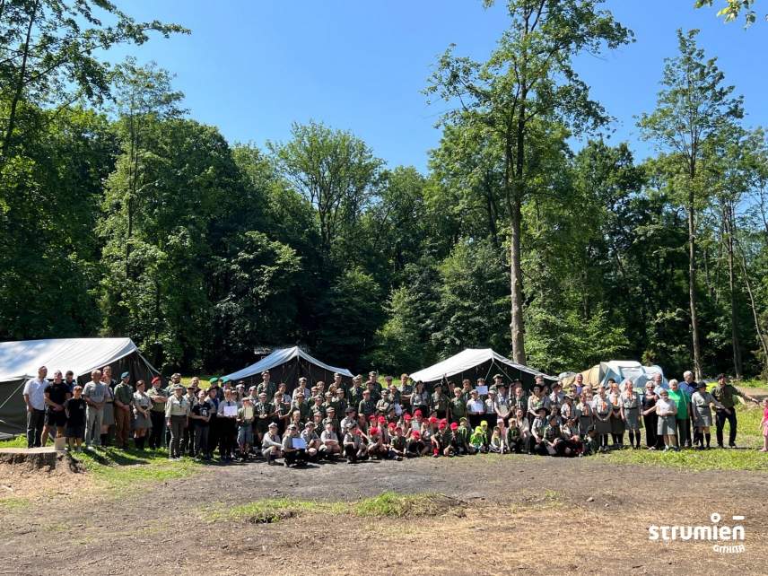 Harcerska baza w Drogomyślu otwarta po przerwie - zdjęcie grupowe