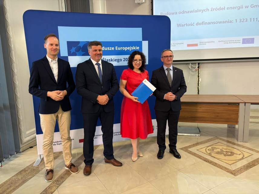 Burmistrz Strumienia Anna Grygierek podczas spotkania beneficjentów odbiera gratulacje z rąk przedstawicieli Zarządu Województwa Śląskiego