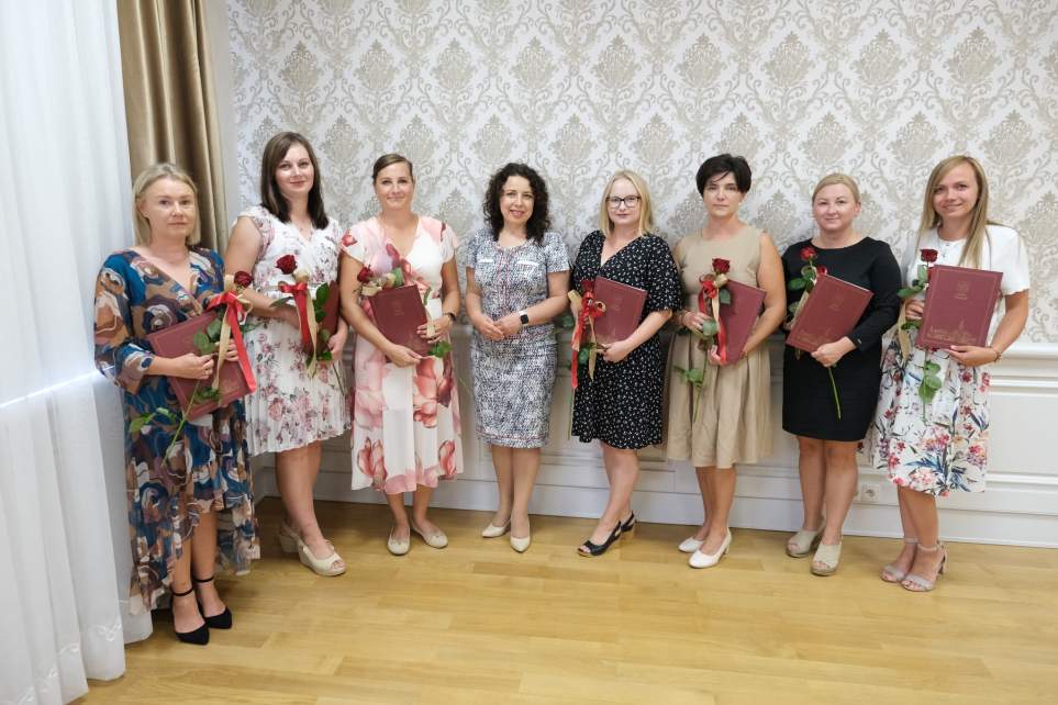 Wręczenie aktów mianowania w Ratuszu - zdjęcie grupowe nuczycielek z burmistrz Strumienia