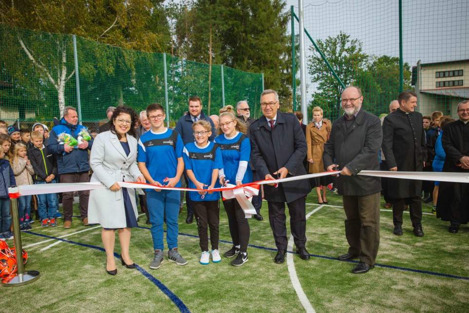 Uroczyste otwarcie boiska wielofunkcyjnego w Pruchnej