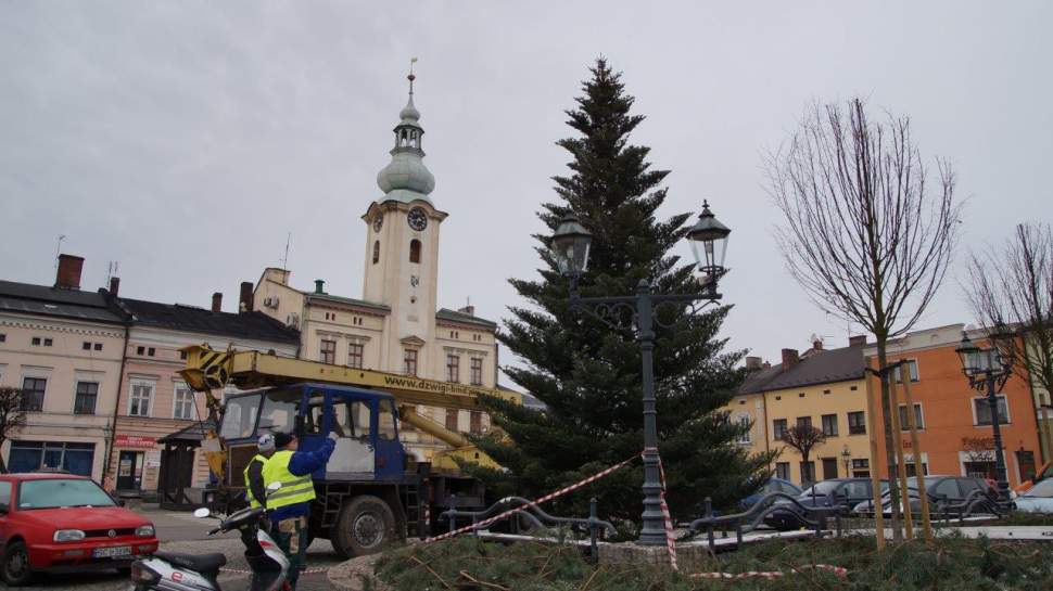 Stawianie choinki na Rynku