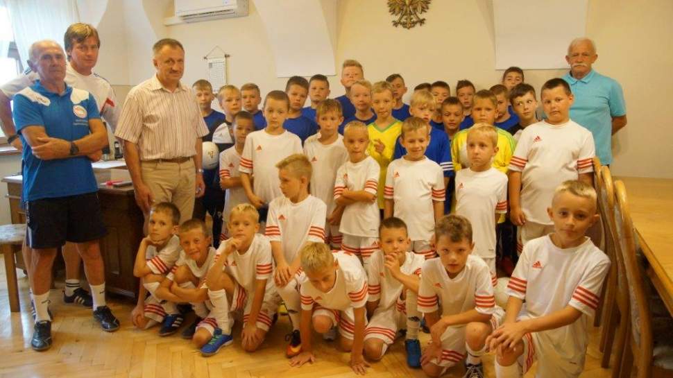 Piłkarze UKS Leszczyny