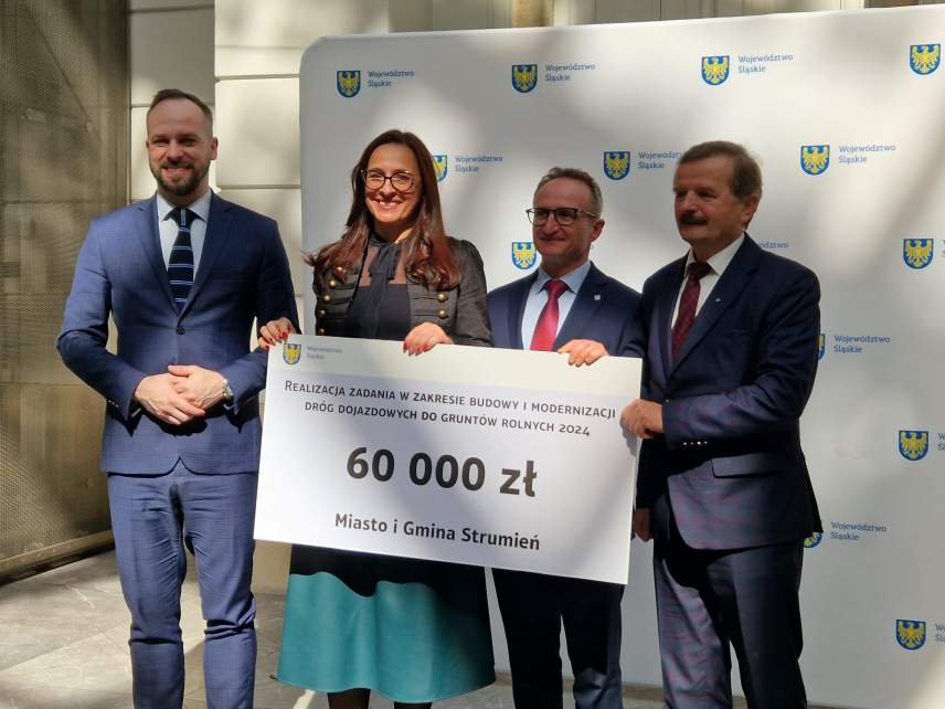 Odebranie czeku z rąk przedstawicieli województwa śląskiego przez Zastępcę Burmistrza Strumienia Magdalenę Suchanek-Kowalską