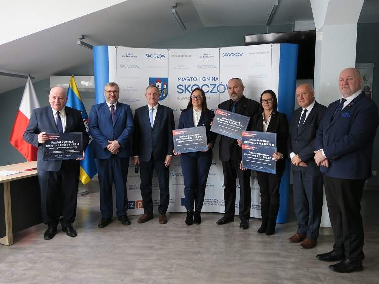 Promesa dla gminy Strumień- zdjęcie grupowe z rozdania promes z Rządowego Funduszu Rozwoju Dróg