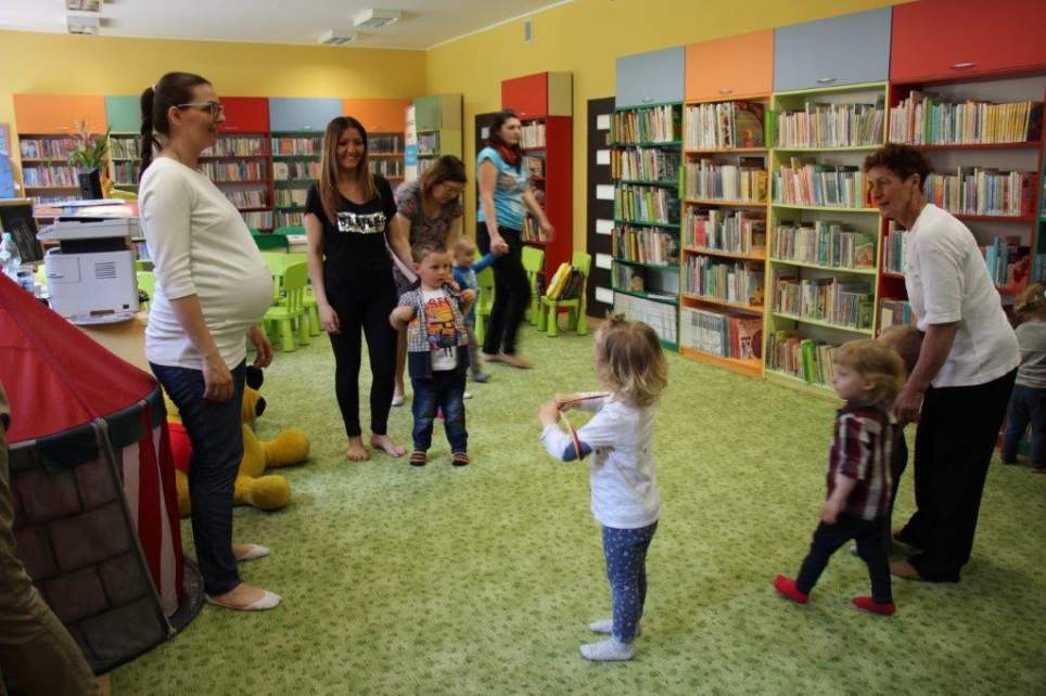 Gupa zabawowa bawi małych i dużych