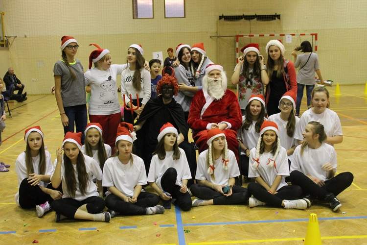 Mikołaj na Hali Sportowej. Więcej zdjeć www.sport.strumien.pl