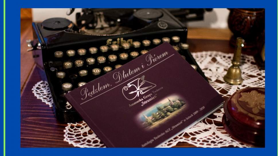 Zapraszamy na promocję albumu Amatorskiej Grupy Twórczej "Strumień" - grafika ze zdjęciem albumu "Pędzlem, Dłutem i Piórem"