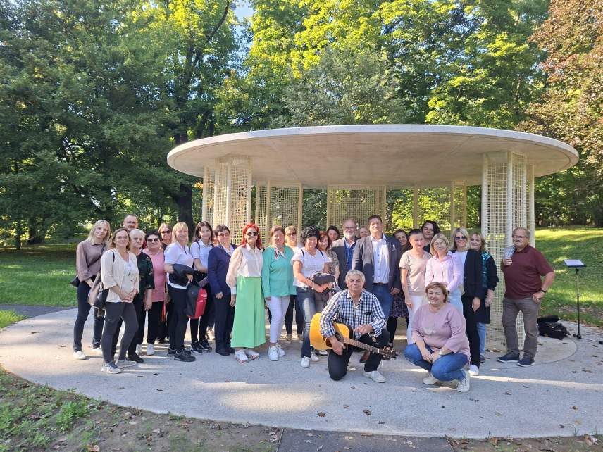 Zdjęcie grupowe- Odkrywamy pogranicze polsko-czeskie-spotkanie w Šenovie