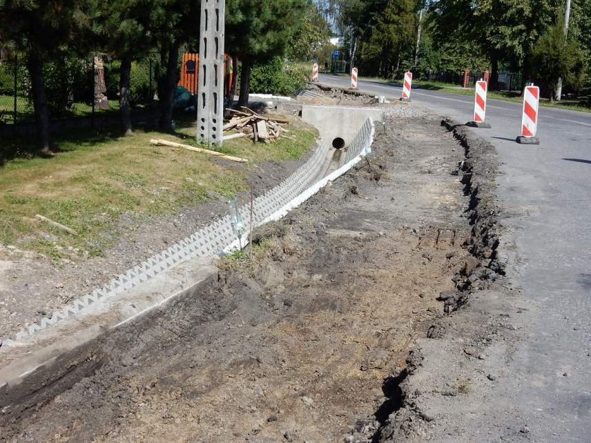 Trwają prace przy budowie chodnika