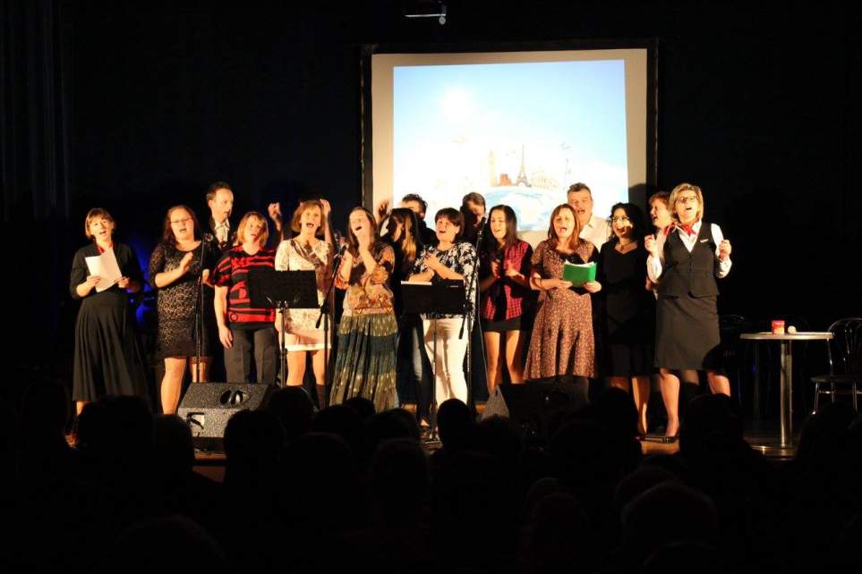 Wszyscy aktorzy przedstawienia na scenie